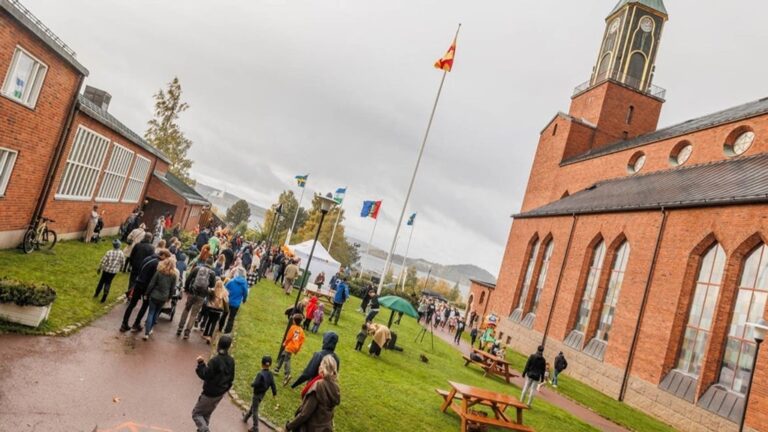 Stora Kyrkan Östersund. Barn och vuxna som deltar i En dag för världens barn