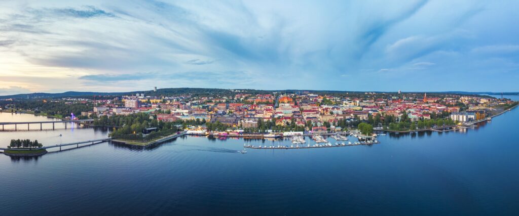 Vy över Östersund med Storsjön och hamnen